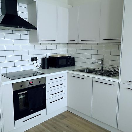 Stunning Modern Apartment Sleeps 4 - 6 Min Walk From Golden Beaches-Free Parking Bournemouth Exteriör bild