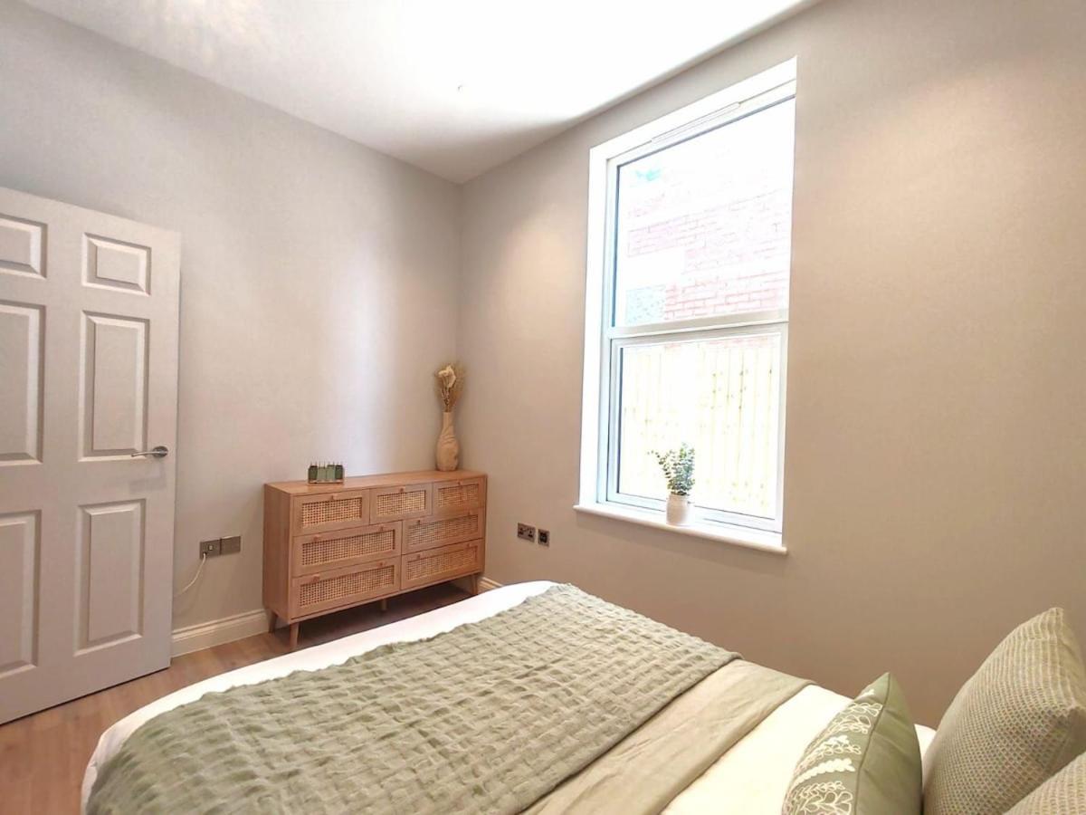 Stunning Modern Apartment Sleeps 4 - 6 Min Walk From Golden Beaches-Free Parking Bournemouth Exteriör bild