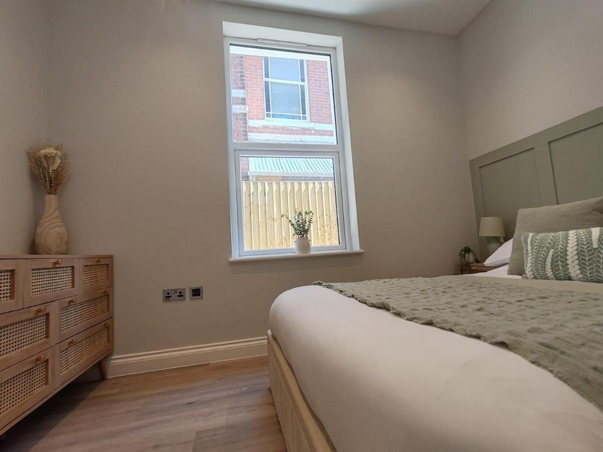 Stunning Modern Apartment Sleeps 4 - 6 Min Walk From Golden Beaches-Free Parking Bournemouth Exteriör bild