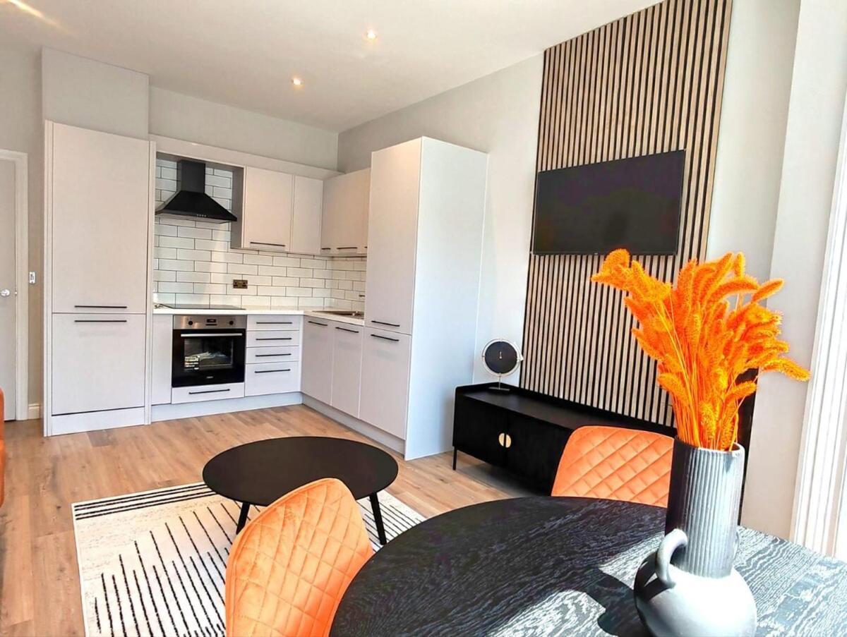 Stunning Modern Apartment Sleeps 4 - 6 Min Walk From Golden Beaches-Free Parking Bournemouth Exteriör bild